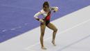 Pesenam Indonesia, Rifda Irfanaluthfi, melakukan gerakan saat nomor all-round individual putri cabang senam pada SEA Games 2019 di Kompleks Rizal Memorial, Manila, Senin (2/12). Dirinya berhasil meraih medali perak. (Bola.com/M Iqbal Ichsan)