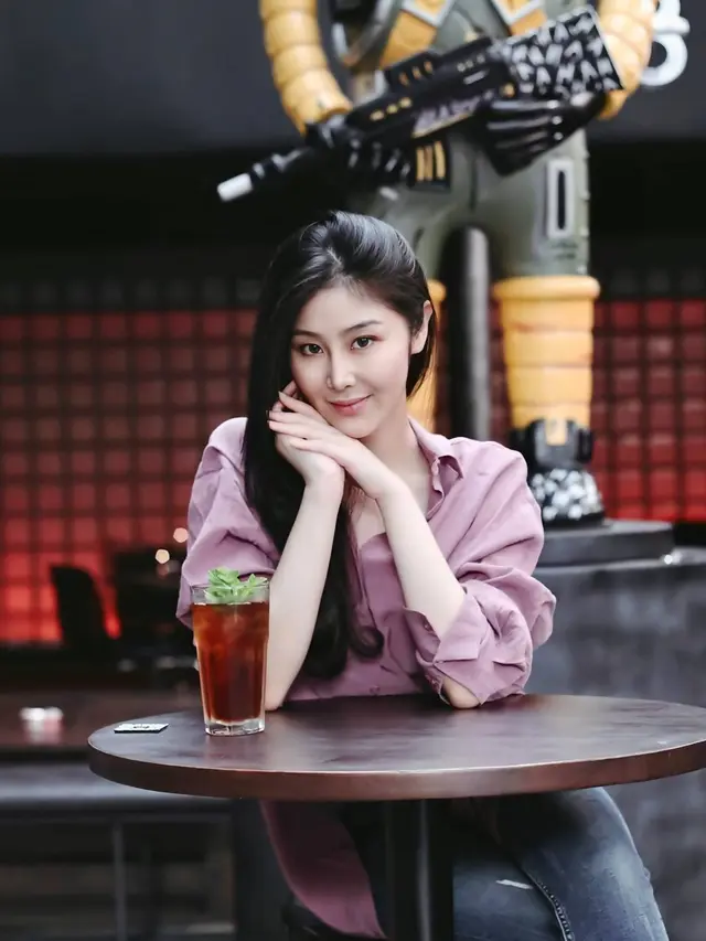 Foto Bareng Presiden Prancis, Ini Gaya Putu Ayu Saraswati Menawan dengan Busana Kasual