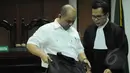Gulat Manurung menyiapkan perlengkapannya usai menjalani sidang vonis di Pengadilan Tipikor, Jakarta, Senin (23/2/2015).Gulat divonis dengan pidana tiga tahun penjara (Liputan6.com/Herman Zakharia) 