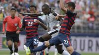 Pesepak bola Ghana, Raphael Dwamena (tengah) ketika berduel dengan Timnas Amerika Serikat pada tahun 2017. Dwamena dikabarkan meninggal dunia setelah kolaps di atas lapangan dalam laga Liga Albaina, Sabtu (11/11/2023) waktu setempat. (AP Photo/Jessica Hill, FIle)