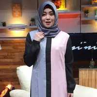 Sekitar tiga tahun Terry Putri menjanda. Namun hingga kini, belum lama pendamping disisinya. Meski ia mengakui, banyak pria yang mendekatinya. Beberapa pria pernah dikabarkan dekat dengan perempuan berhijab ini. (Instagram/terryputri)