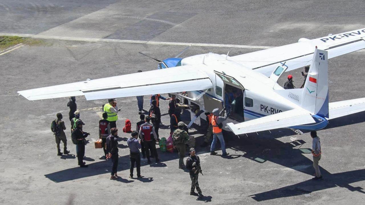 FOTO: Satgas Operasi Damai Cartenz Amankan Bandara Bilogai Sugapa