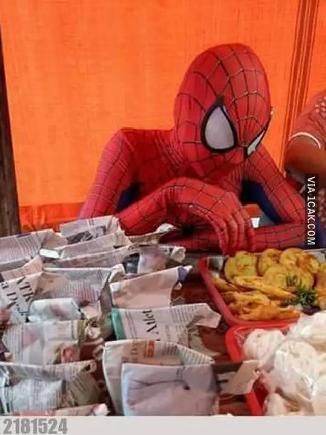 6 Potret Spider-Man Jajan di Pinggir Jalan Ini Bikin Ngakak