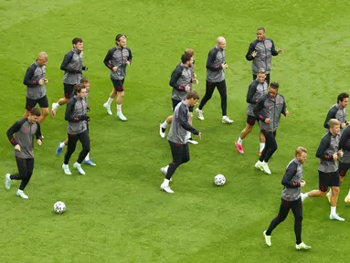 Para pemain Denmark berlari saat melakukan pemanasan dalam latihan di Johan Cruyff Arena, Amsterdam, Belanda, Jumat (25/6/2021). Denmark akan melawan Wales pada pertandingan babak 16 besar Euro 2020. (Koen van Wael/Pool via AP)