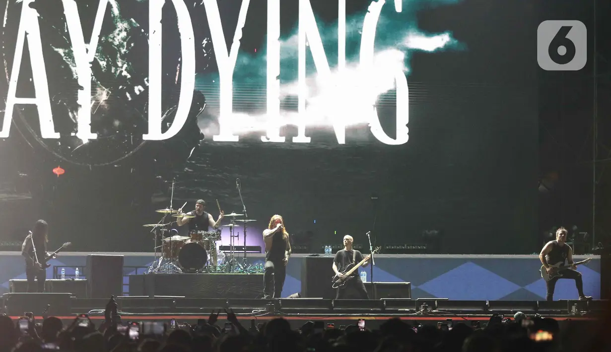 Penampilan grup band asal  Amerika As I Lay Dying saat tampil dalam Festival musik hammersonic 2024 di Pantai Carnaval Ancol, Jakarta, Minggu (5/5/2024). (Liputan6.com/Herman Zakharia)