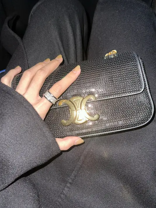 Penampilan ala pelaut ini semakin mahal dengan shoulder bag dan cincin. Ia mengenakan Chain Shoulder Bag seharga Rp41,5 jutaan dan B.Zero1 Ring dari Bulgari seharga Rp326jutaan. [instagram/lalalalisa_m]