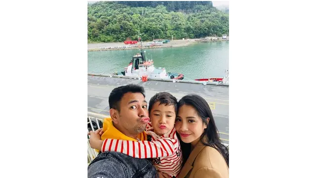 Raffi dan Rafathar telihat kompak dengan pose foto lucu.