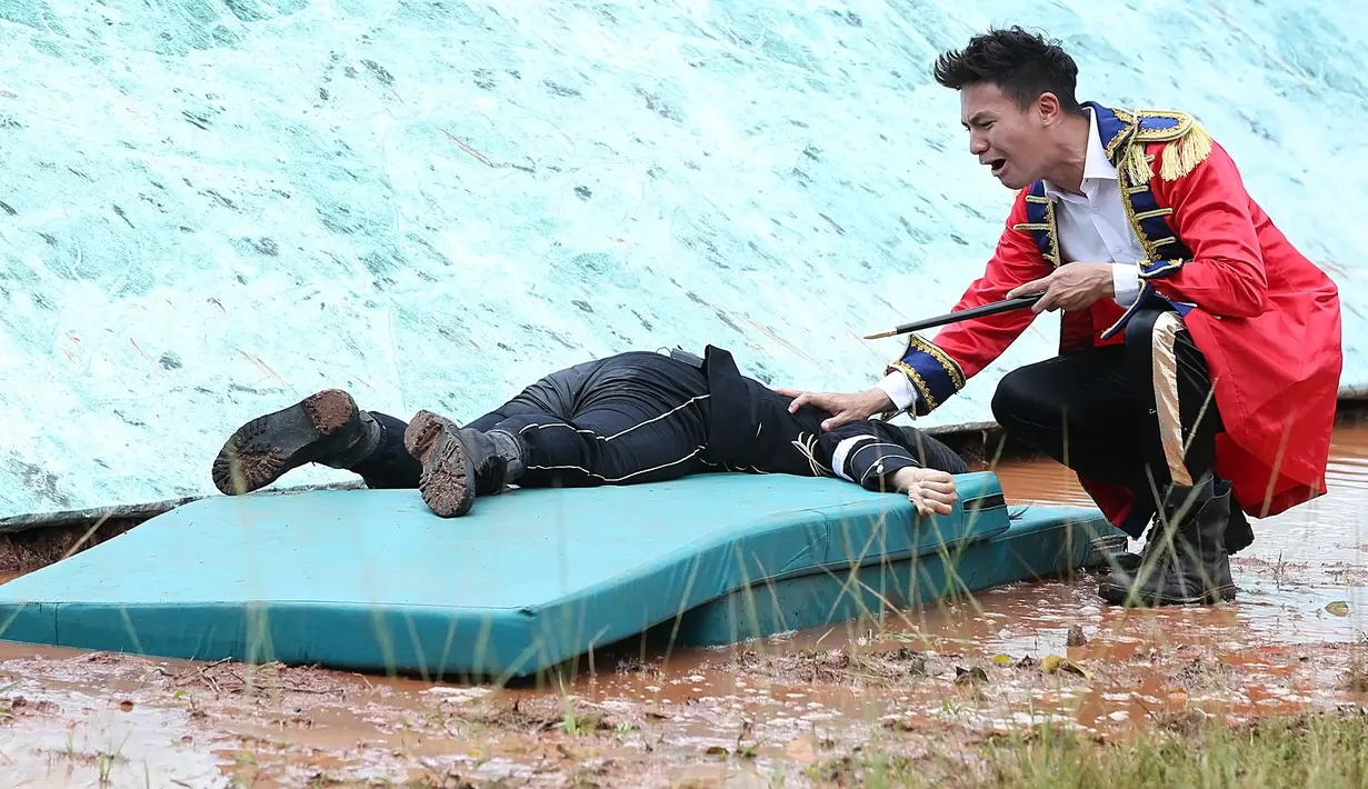 Acara permainan Takeshi’s Castle Indonesia yang ditayangkan di MNCTV ini diikuti oleh 100 peserta di setiap episodenya. Mereka berlomba untuk menaklukan tantangan dan mencapai Benteng Takeshi. (Bambang E. Ros/Bintang.com)