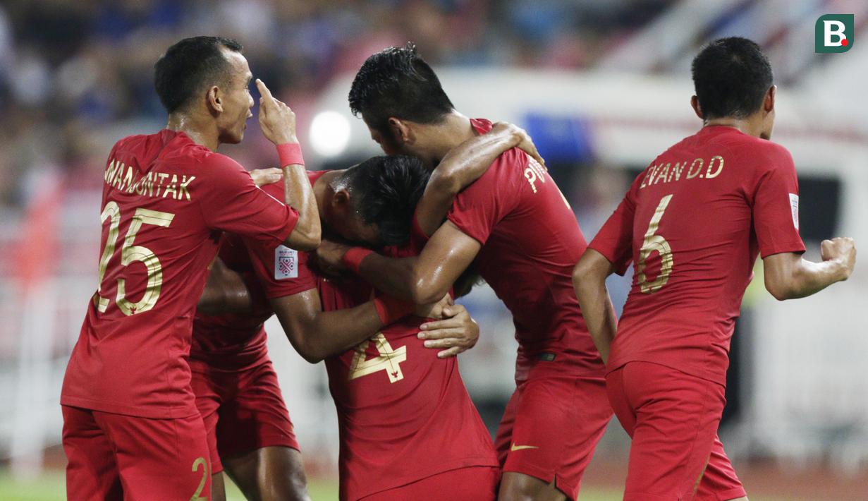 Para pemain Timnas Indonesia merayakan gol yang dicetak Zulfiandi ke gawang Thailand pada laga Piala AFF 2018 di Stadion Rajamangala, Bangkok, Sabtu (17/11). Thailand menang 4-2 dari Indonesia. (Bola.com/M. Iqbal Ichsan)