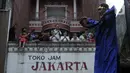 Warga menyaksikan pawai Bogor Street Festival Cap Go Meh (CGM) 2020 yang digelar di Jalan Surya Kencana, Kota Bogor, Jawa Barat, Sabtu (8/2/2020). Festival bertema "Ajang Budaya Pemersatu Bangsa" dimeriahkan 25 kelompok barongsai-liong dan beragam tarian daerah. (Liputan6.com/Helmi Fithriansyah)
