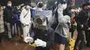 Orang-orang yang mengenakan kostum Halloween yang kreatif berjalan melalui distrik Shibuya yang populer di Tokyo, Minggu (31/10/2021). Daerah di sekitar Stasiun Shibuya dipadati anak-anak muda yang berdandan selama Halloween setiap tahun. (AP Photo/Koji Sasahara)