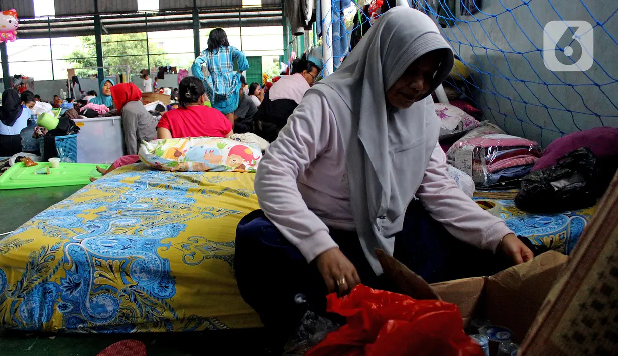 Aktivitas korban banjir di lokasi pengungsian Gor Total Persada, Periuk, Tangerang, Banten, Kamis (6/2/2020). Seribuan warga perumahan itu mengungsi karena tanggul Kali Ledug jebol. hingga  kawasan perumahan itu terendam air dengan ketinggian 3,5 meter. (merdeka.com/Muhammad Fayyadh)
