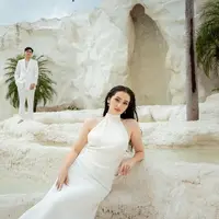 Ranty Maria dan Rayn Wijaya Pancarkan Aura Calon Pengantin di Prewedding Serba Putih. [@rantymaria].