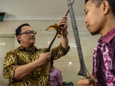 Pengunjung melihat koleksi keris dari Paguyuban Tosan Aji Jayakarta yang dipamerkan dalam acara silaturrahim Kebudayaan di Gedung PBNU, Jakarta, Jumat (28/7). Sebanyak 99 keris dari Bali dan Jawa dipamerkan. (Liputan6.com/Faizal Fanani)
