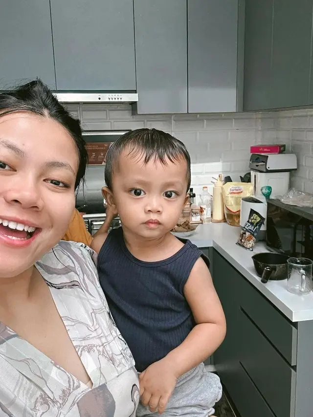 Hanum Mega saat Asuh Anak Sendiri Tanpa Suami