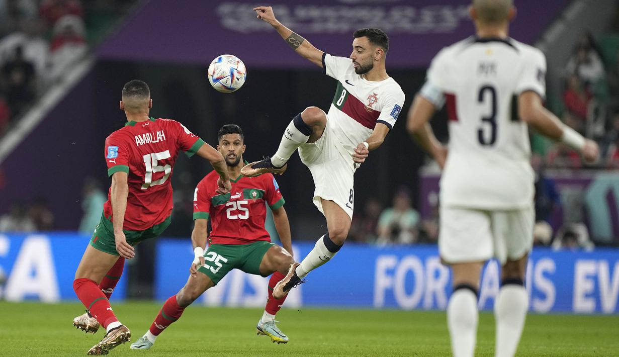 Bruno Fernandes menjadi salah satu pemain kunci Timnas Portugal di Piala Dunia 2022. Gelandang andalan Manchester United tercatat berhasil mencetak 2 gol dan 3 assist dalam 4 laga bersama skuad Selecao Das Quinas. Bruno tercatat berada di lapangan selama 357 menit. Sayangnya, Portugal harus pulang di babak perempat final setelah dikalahkan Maroko. (AP Photo/Martin Meissner)