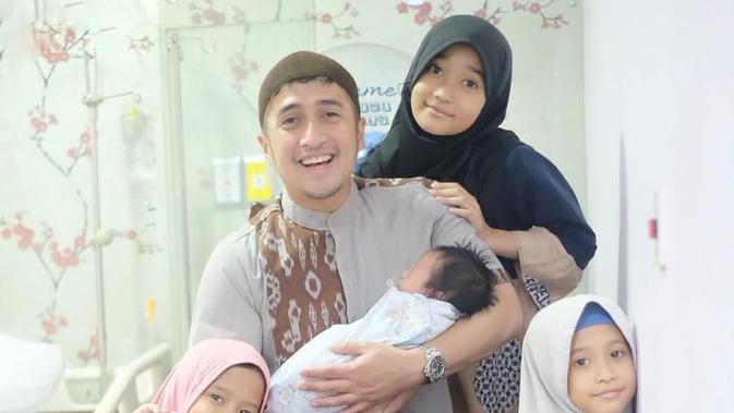 Dikaruniai Anak Ke 5 Begini Perjuangan Istri Irfan Hakim News Entertainment Fimela Com