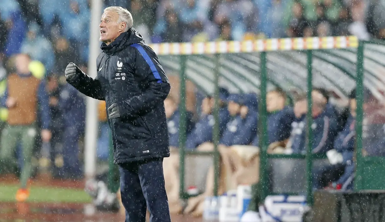 Pelatih Prancis, Didier Deschamps, memberikan arahan kepada anak asuhnya saat pertandingan melawan Bulgaria pada laga kualifikasi Piala Dunia 2018 di Stadion Vassil Levski, Sabtu (7/10/2017). Prancis menang 1-0 atas Bulgaria. (AP/Stringer)