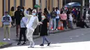 Warga mengantre di stasiun pengujian COVID-19 di Melbourne, Australia, Kamis (19/8/2021). Melbourne melewati 200 hari dalam lockdown keras sejak dimulainya pandemi COVID-19. (William WEST/AFP)