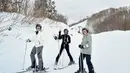 Begini momen seru Dian Sastro saat menjajal ski salju di Negeri Sakura yang berada di Gala Yuzawa Snow Resort. Tetap tampil stylish dengan jaket saljunya, penampilannya pun banya dipuji oleh netizen. (Liputan6.com/IG/@therealdisastr)