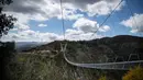 Pemandangan Jembatan 516 Arouca di Arouca, Portugal (29/4/2021). Jembatan di atas Sungai Paiva tersebut mulai dibuka untuk umum pada 3 Mei mendatang. (AFP/Carlos Costa)
