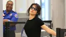 Camila Cabello melakukan keisengan di airport. Tahu dirinya dipotret paparazzi, Camila malah berpose kocak dan bikin ngakak. (Splash News/Cosmopolitan)