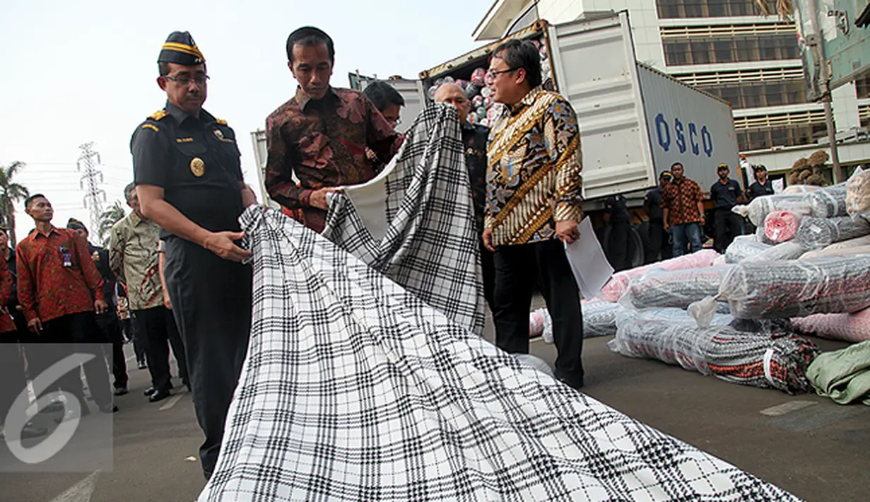 Presiden Joko Widodo melihat barang tekstil impor ilegal di Direktorat Jenderal Bea dan Cukai, Jakarta, Jumat (16/10/2015). Jokowi menyebut, maraknya impor tekstil ilegal merusak industri nasional. (Liputan6.com/Faizal Fanani)
