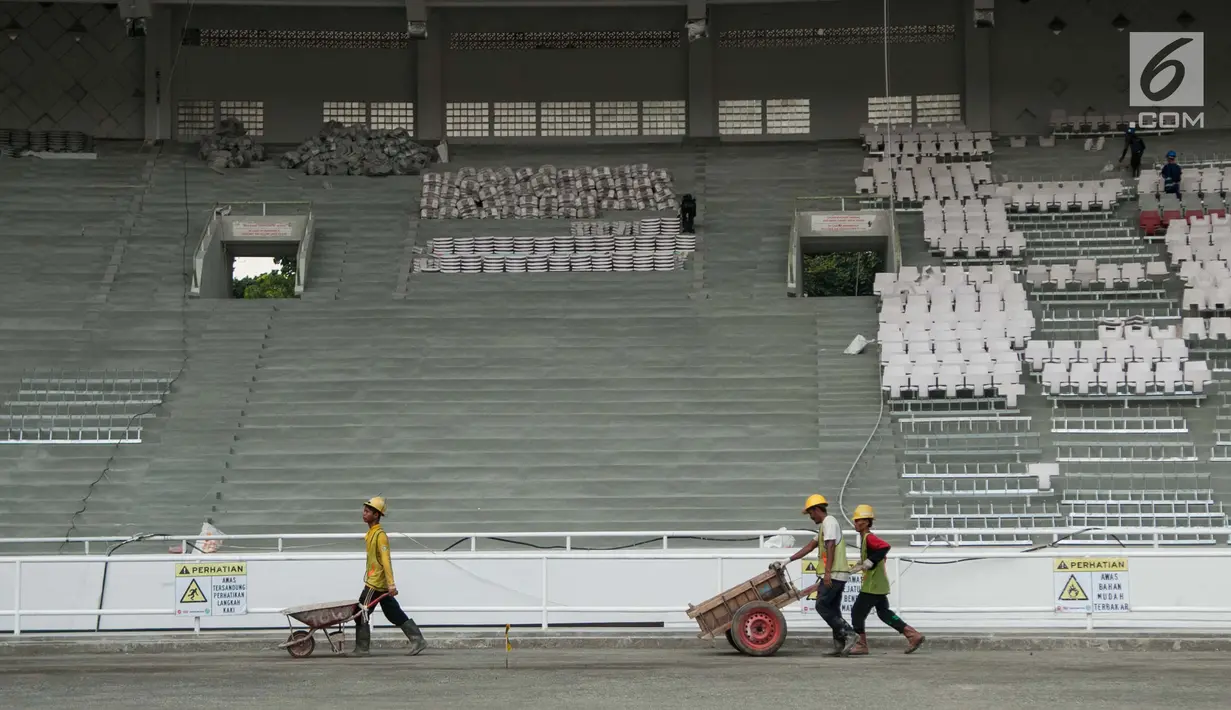 Sejumlah pekerja mengangkut material untuk pembangunan Stadion Utama Gelora Bung Karno di Senayan, Jakarta, Selasa (23/5). (Liputan6.com/Gempur M. Surya)