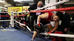 PM Kanada, Justin Trudeau masuk ke arena ring tinju saat akan bermain tinju dengan petinju profesional Yuri Foreman di Gleason Boxing Gym di Brooklyn borough New York, AS (21/4). (REUTERS/Carlo Allegri)