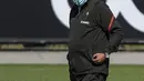 Pelatih Portugal, Fernando Santos menyaksikan pemainnya berlatih di Oeiras, luar Lisbon, Kamis (3/6/2021). Duel Spanyol vs Portugal di laga persahabatan jelang Euro 2021. (AFP Photo/Pedro Rocha)