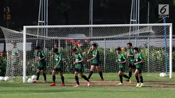 Pemain Timnas Indonesia U-22 saat latihan di Lapangan ABC, Senayan, Jakarta, Jumat (11/1). Latihan sekaligus seleksi pemain ini untuk persiapan turnamen Piala AFF U-22. (Bola.com/M Iqbal Ichsan)