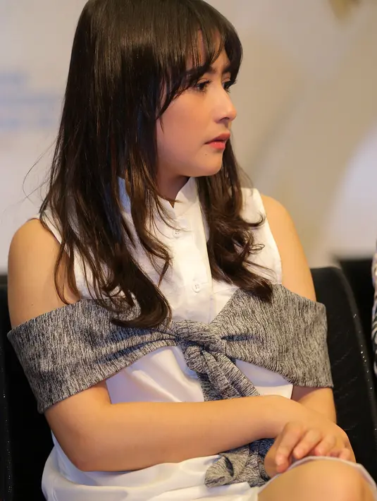 "Enggak pernah (nyanyi dangdut) dan aku enggak bisa sama sekali cengkoknya. Sekarang aku harus ngerubah lagu jadi jazz. Tapi kemaren latihan sama mbak Rieka Roeslan jadi malah enak cover lagu dangdut jadi jazz," ungkapnya. (Andy Masela/Bintang.com)