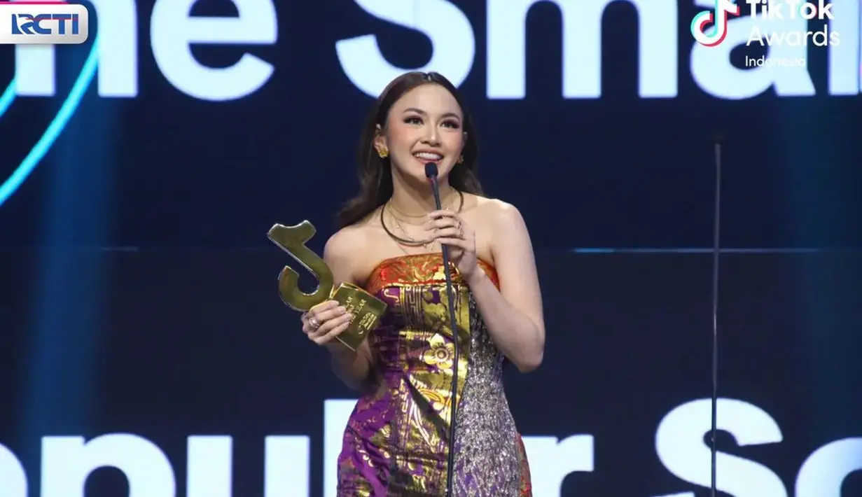 Mahalini tampil anggun mengenakan pakaian adat dari tanah kelahirannya, Bali. [@official_rcti]