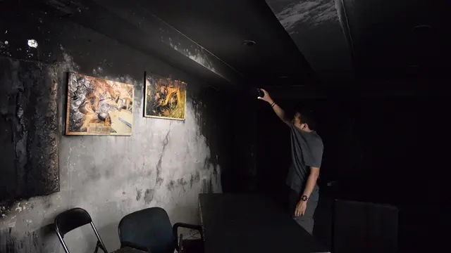 Kondisi Press Room DPRD Makassar usai terbakar (Liputan6.com/Eka Hakim)