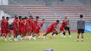 <p>Sejumlah pemain Timnas Indonesia saat menjalani sesi latihan di KLFA Stadium, Kuala Lumpur, Minggu (25/12/2022) jelang menghadapi Brunei Darussalam di Piala AFF 2022. (Bola.com/Zulfirdaus Harahap)</p>