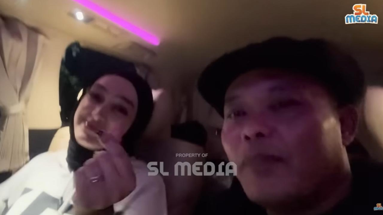 Sule diantar oleh  Santyka Fauziah ke bandara. Santyka Fauziah sendiri tidak ikut ke Eropa.<br>