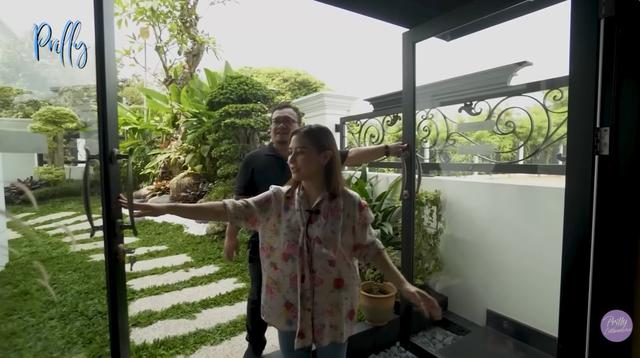 Potret Pagar dan Taman Rumah Prilly Latuconsina/Youtube/Prilly Latuconsina