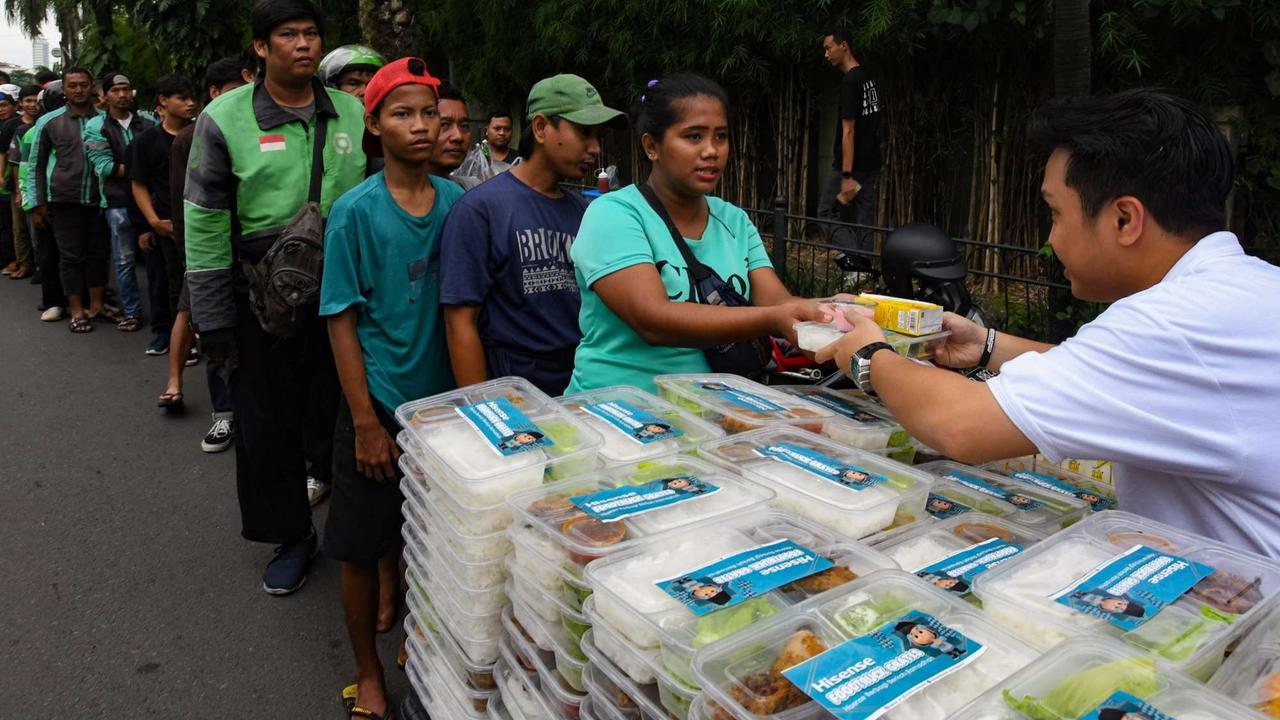 Ratusan warga antre takjil gratis