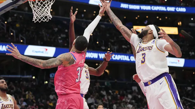 Anthony Davis beraksi saat Lakers melawan Wizards di lanjutan NBA 2022/2023