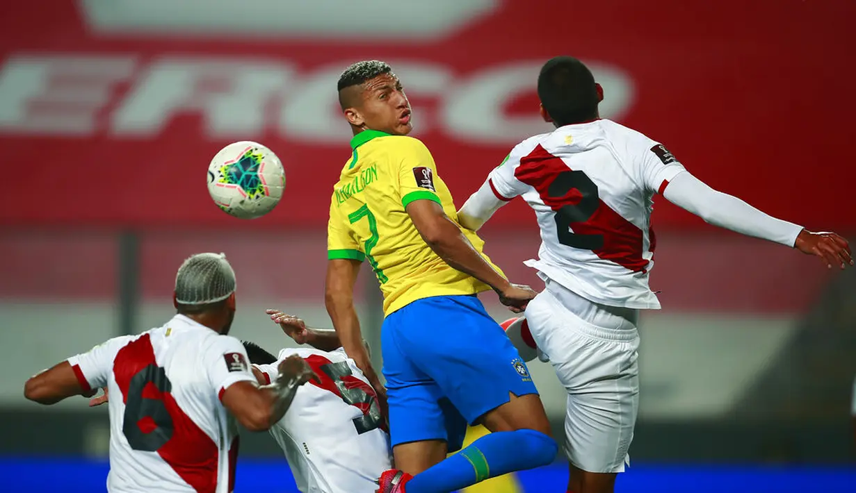Pemain Brasil Richarlison (tengah) berebut bola dengan pemain Peru Luis Abram (kanan) pada pertandingan kualifikasi Piala Dunia 2022 di National Stadium, Lima, Peru, Selasa (13/10/2020). Brasil menang 4-2 dengan lewat hattrick dari Neymar. (Daniel Apuy, Pool via AP)