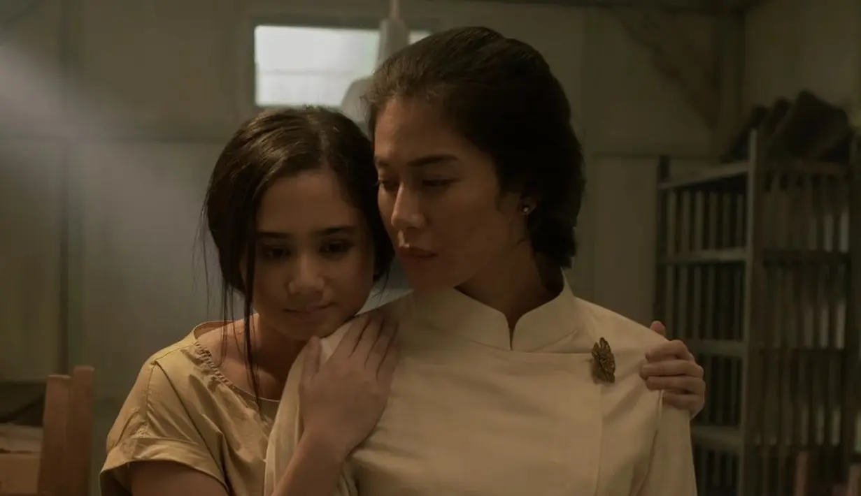 Kebaya janggan biasanya dihadirkan dalam warna gelap, seperti hitam dan biru navy. Tapi di foto ini, Dian Sastro mengenakan kebaya bersiluet janggan berwarna putih yang klasik namun berkelas. [Foto: Instagram/hagaipakan]