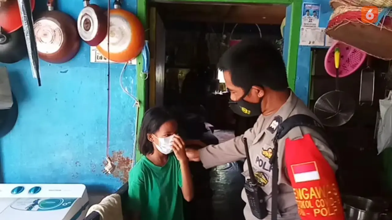 Aiptu Paleweri, Bhabinkamtibmas Polsek Mamajang yang jual motor antik demu bantu sekolah 10 anak (Liputan6.com/Fauzan)