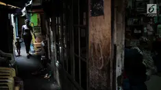 Warga beristirahat dalam rumah di permukiman padat penduduk yang sempit di kawasan Tambora, Jakarta, Jumat (23/8/2019). Gubernur DKI Anies Baswedan akan menandai kampung-kampung atau lokasi rawan kebakaran karena penggunaan listrik ilegal. (Liputan6.com/Faizal Fanani)
