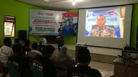 Anggota Komisi VI DPR RI Dapil VII Jawa Timur dari Fraksi Partai Demokrat, Edhie Baskoro Yudhoyono, menyerahkan bantuan 1 unit ambulans di Desa Teguhan, Kecamatan Paron, Kabupaten Ngawi, Jawa Timur dalam acara reses virtual. (Ist)