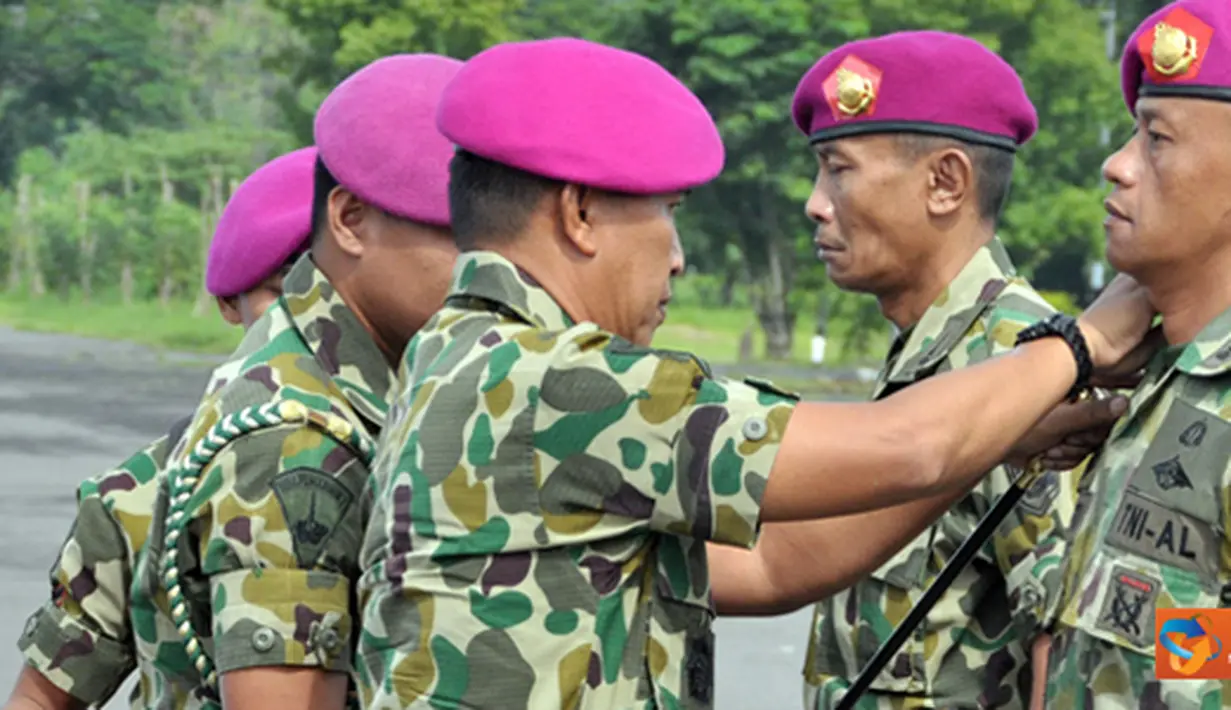 Citizen6, Surabaya: Upacara serah terima jabatan orang nomor satu di jajaran Menbanpur-1 Mar tersebut didukung 6 Batalyon upacara. (Pengirim: Budi Abdillah)
