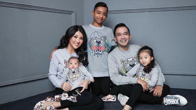 Presenter kondang Indonesia, Ruben Onsu mengangkat Betrand Peto menjadi anak pertama dan laki-lakinya. Ruben Onsu terlihat melakukan photoshoot untuk mengabadikan momen bahagia itu. (Liputan6.com/IG/@ruben_onsu)