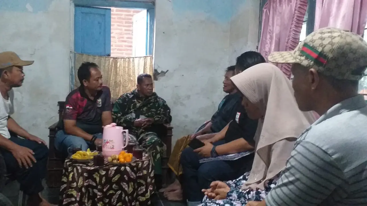 Polisi sambangi rumah orangtua anak perempuan yang acungkan sajam kepada ibunya. (Foto: Liputan6.com/Humas Polres Pemalang)