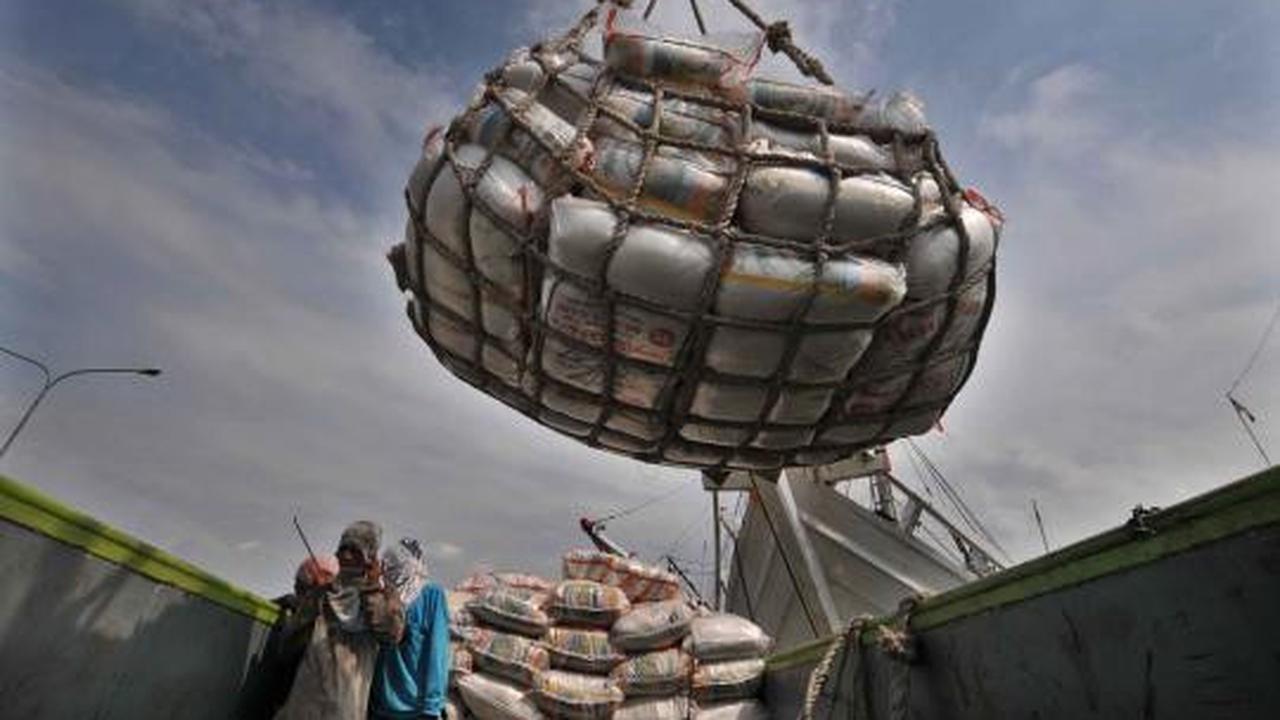 Bongkar muat beras di Sunda Kelapa