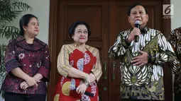 Ketua Umum Partai Gerindra, Prabowo Subianto (kanan) bersama Ketua Umum PDIP, Megawati Soekarnoputri (tengah) memberi keterangan terkait pertemuan dan makan siang bersama di kediaman Megawati di Jalan Teuku Umar, Jakarta, Rabu (24/7/2019). (Liputan6.com/Helmi Fithriansyah)