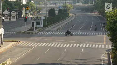 Pengendara sepeda motor melintas di Jalan MH Thamrin, Jakarta, Rabu (5/6/2019). Banyaknya warga Ibu Kota yang mudik ke kampung halaman untuk merayakan Hari Raya Idul Fitri membuat jalan protokol terpantau lengang. (Liputan6.com/Immanuel Antonius)